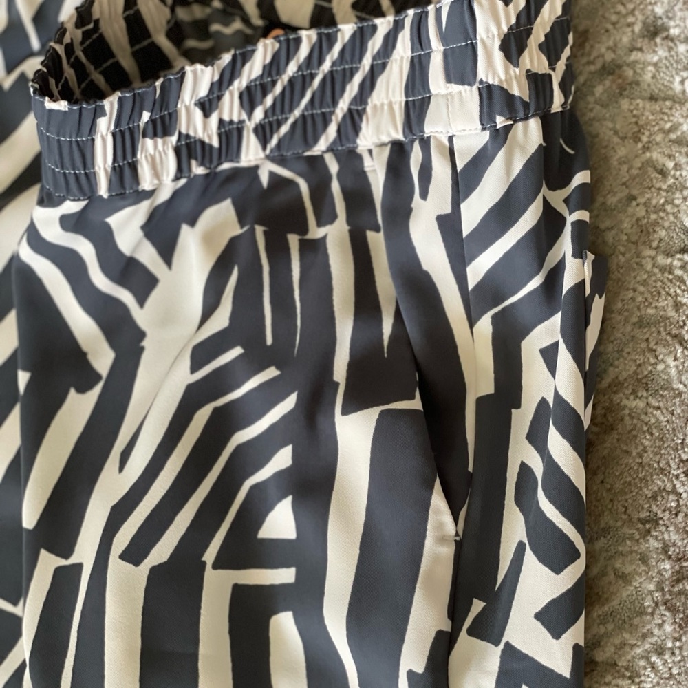 Loft palazzo wide leg pants with front and rear pockets. Soft fabric that flows - Picture 6 of 6